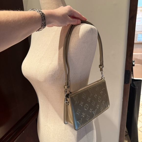 Louis Vuitton Lexington Pouch Debossed Monogram RARE with 2 Detachable Straps - Picture 8 of 14